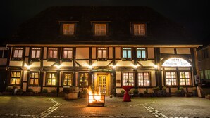 Een klassiek gebouw met een bord waarop 'HOTEL' staat.