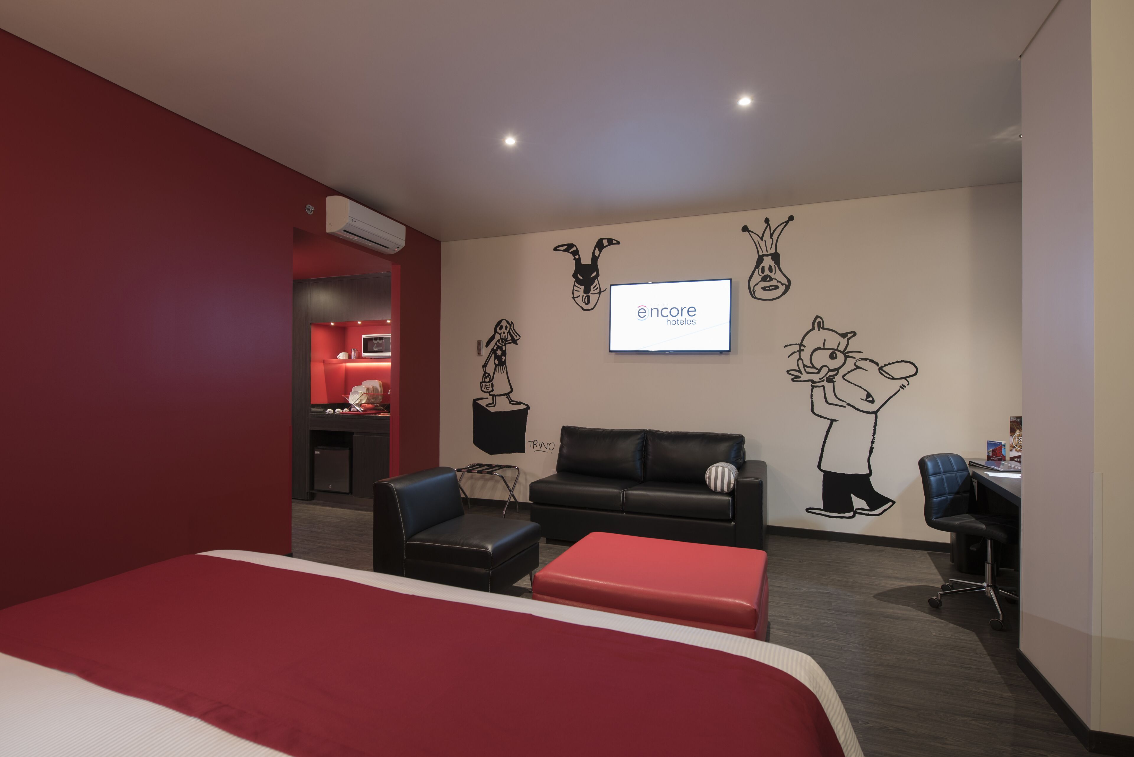 Business Room, 1 King Bed, Non Smoking | In-room safe, laptop workspace, iron/ironing board