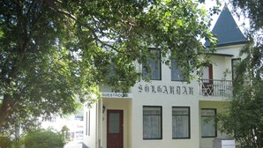 A two-story building with a sign reading "GUESTHOUSE" at the entrance. - Guesthouse Sólgarðar (Akureyri)