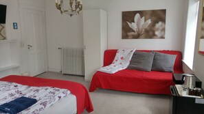 Individually decorated, individually furnished, desk, blackout curtains - Guesthouse Sólgarðar (Akureyri)