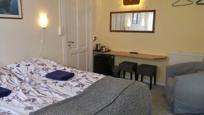 Individually decorated, individually furnished, desk, blackout curtains - Guesthouse Sólgarðar (Akureyri)