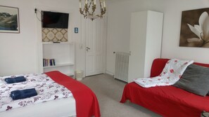 Herbergi með tvíbreiðu rúmi - sameiginlegt baðherbergi (Large) | Sérhannaðar innréttingar, sérvalin húsgögn, myrkratjöld/-gardínur