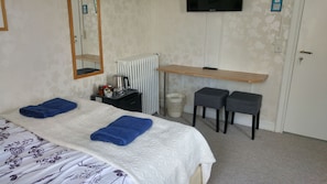 Doppelzimmer, Gemeinschaftsbad | Individuell dekoriert, individuell eingerichtet, Verdunkelungsvorhänge