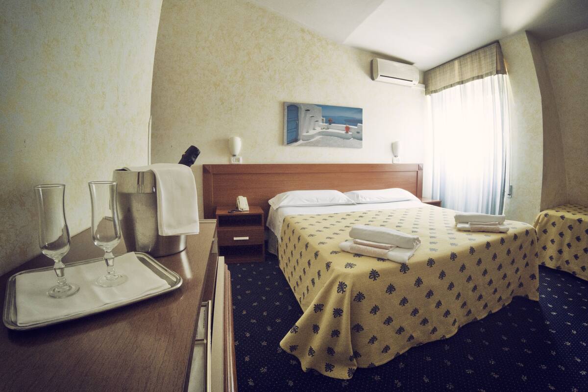 Quarto triplo básico | Cofres nos quartos, escrivaninha, camas extras/dobráveis