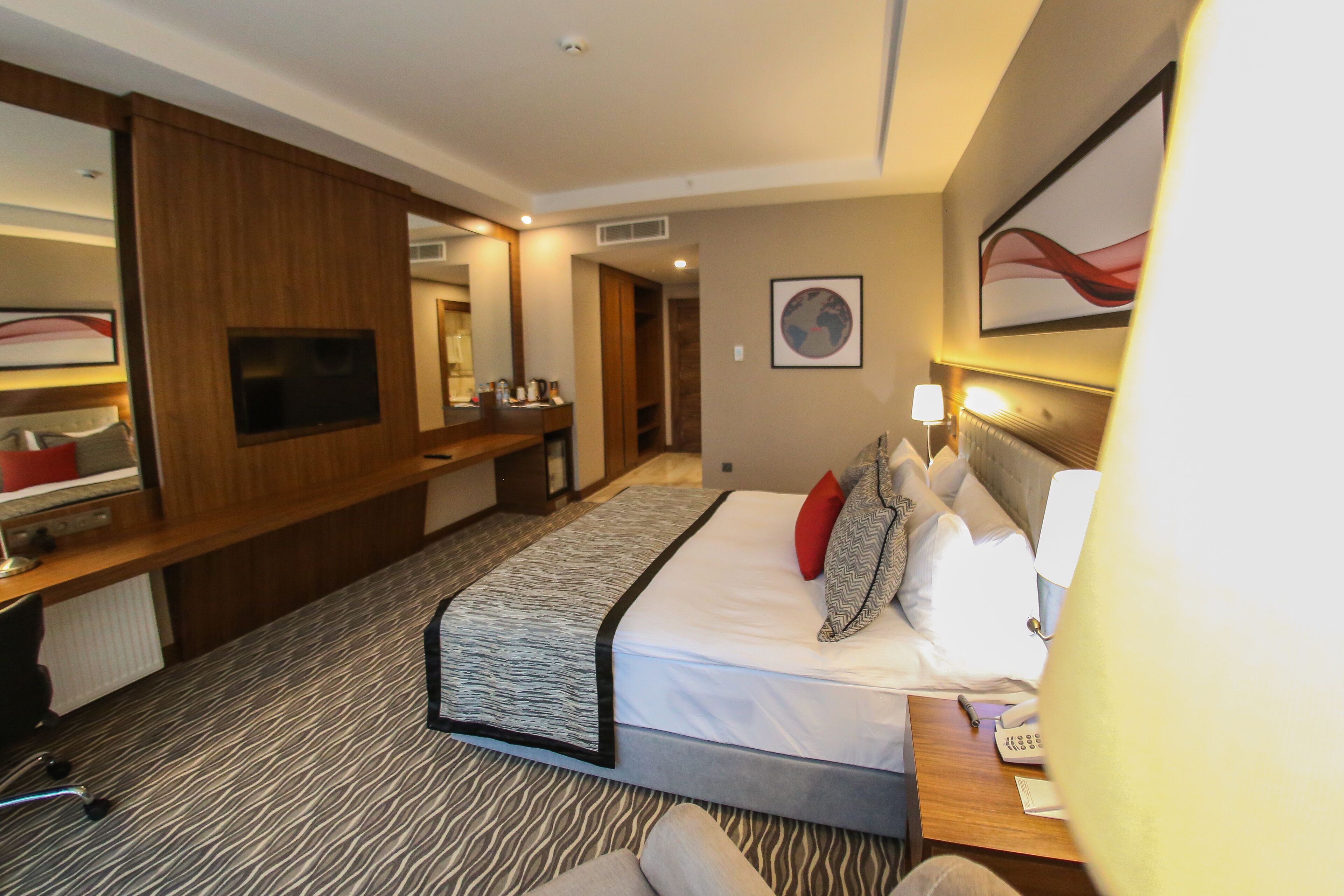 deluxe room, 1 double bed, non smoking | egyptian cotton sheets, premium bedding, minibar, in-room safe