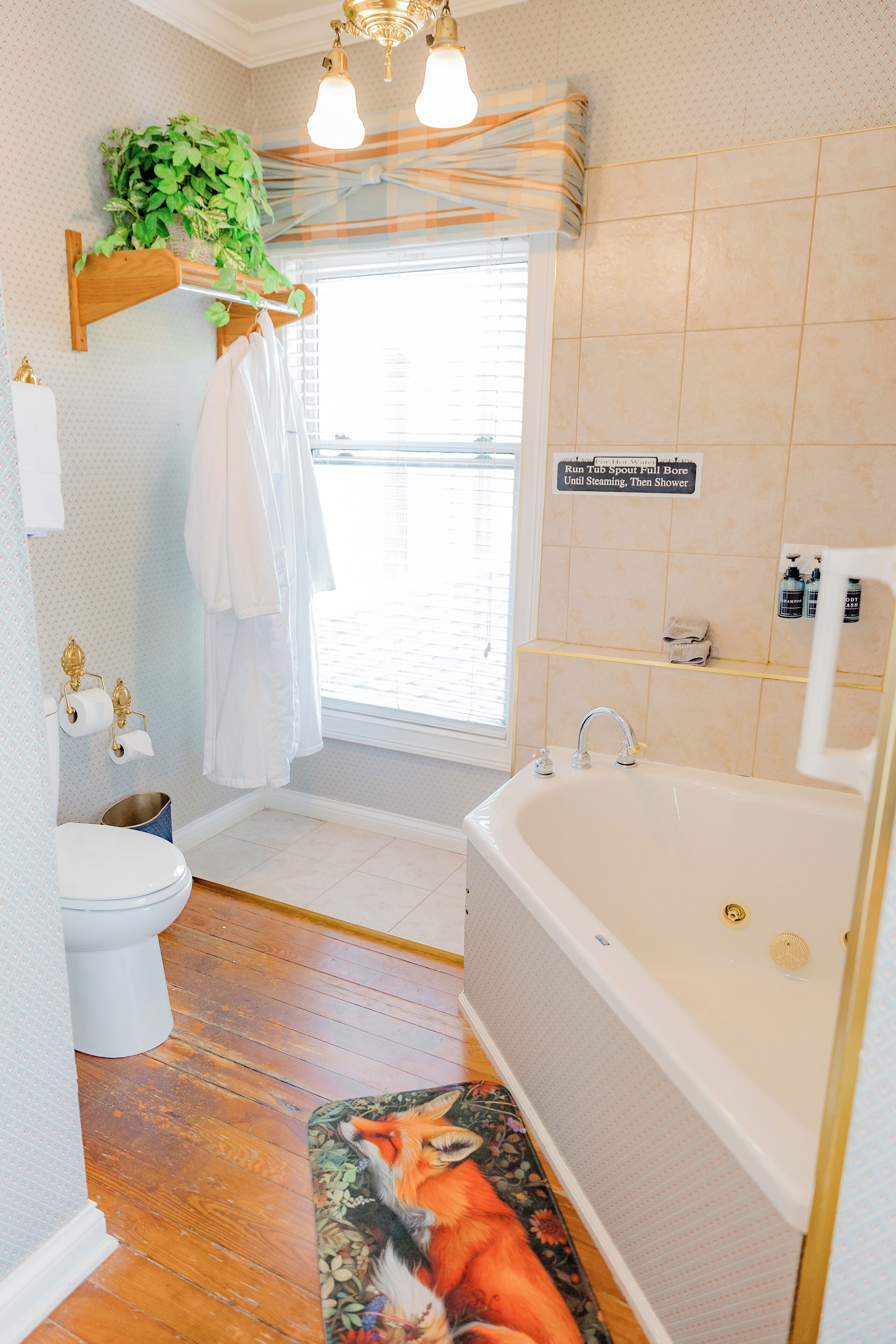 Un baño con inodoro, lavabo, bañera y cortina de ducha.