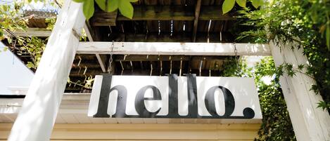 Un edificio blanco con un cartel que dice 'hello' sobre la entrada.
