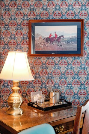 Habitación doble de uso individual | Decoración personalizada y muebles diferentes 