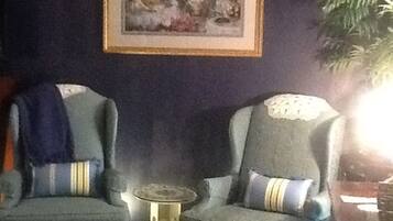 The Colonial King Suite