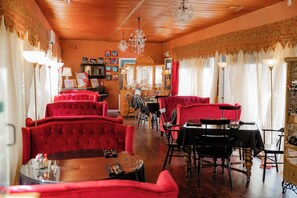 Free daily full breakfast - Montgomery Inn BnB (Versailles)