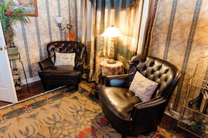 The Sleeper Car King Suite | Individually decorated, individually furnished, iron/ironing board - Montgomery Inn BnB (Versailles)