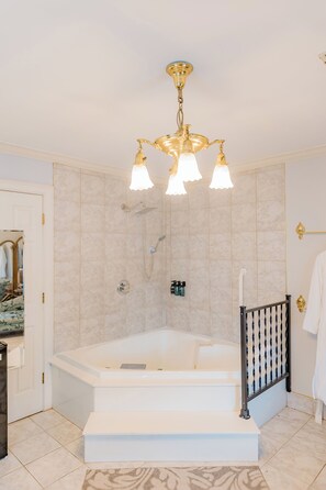 The Victorian Suite | Bathroom | Designer toiletries, hair dryer, bathrobes, slippers - Montgomery Inn BnB (Versailles)
