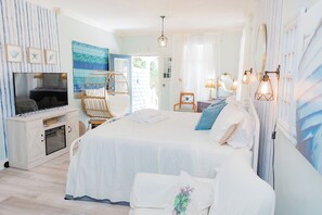 The Cottage Premium King Suite | Individually decorated, individually furnished, iron/ironing board - Montgomery Inn BnB (Versailles)