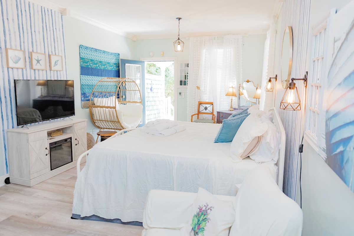 The Cottage Premium King Suite | Individually decorated, individually furnished, iron/ironing board