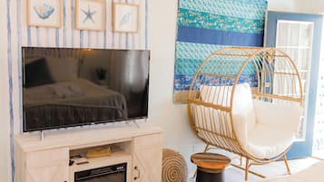 The Cottage Premium King Suite | Individually decorated, individually furnished, iron/ironing board