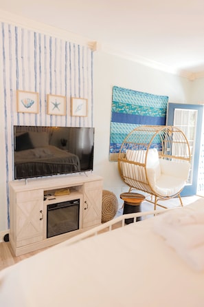 The Cottage Premium King Suite | Individually decorated, individually furnished, iron/ironing board