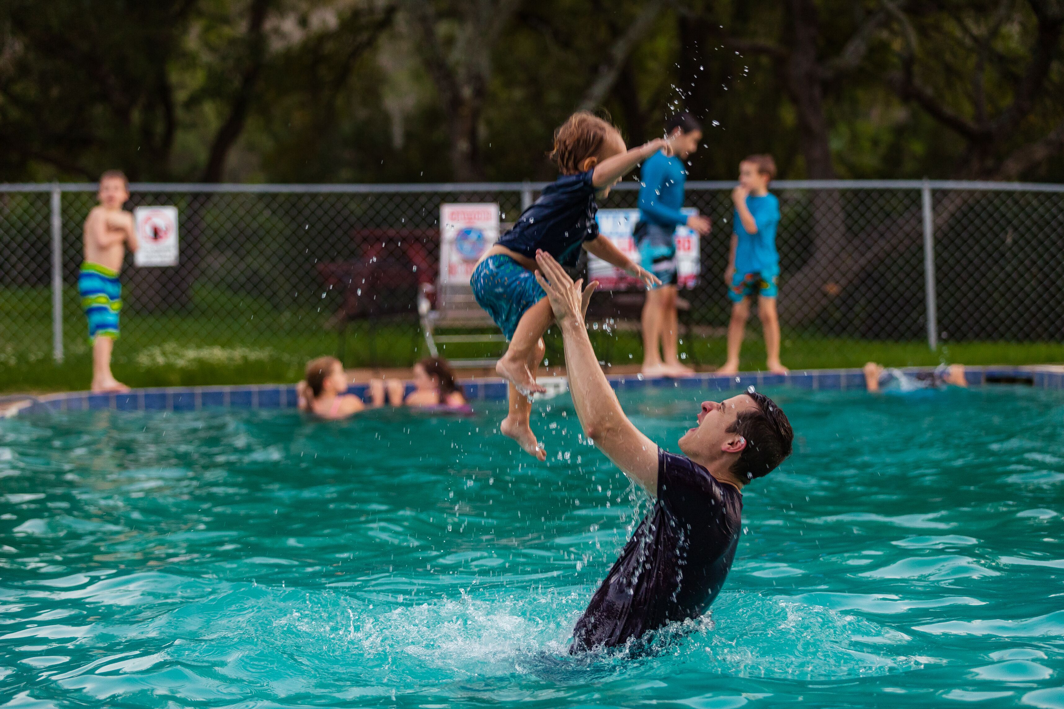 Una piscina al aire libre, tumbonas