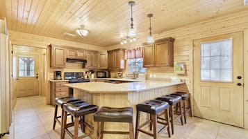 Maison Luxe, 4 chambres, vue lac | Cuisine privée | Grand réfrigérateur, micro-ondes, four, plaque de cuisson