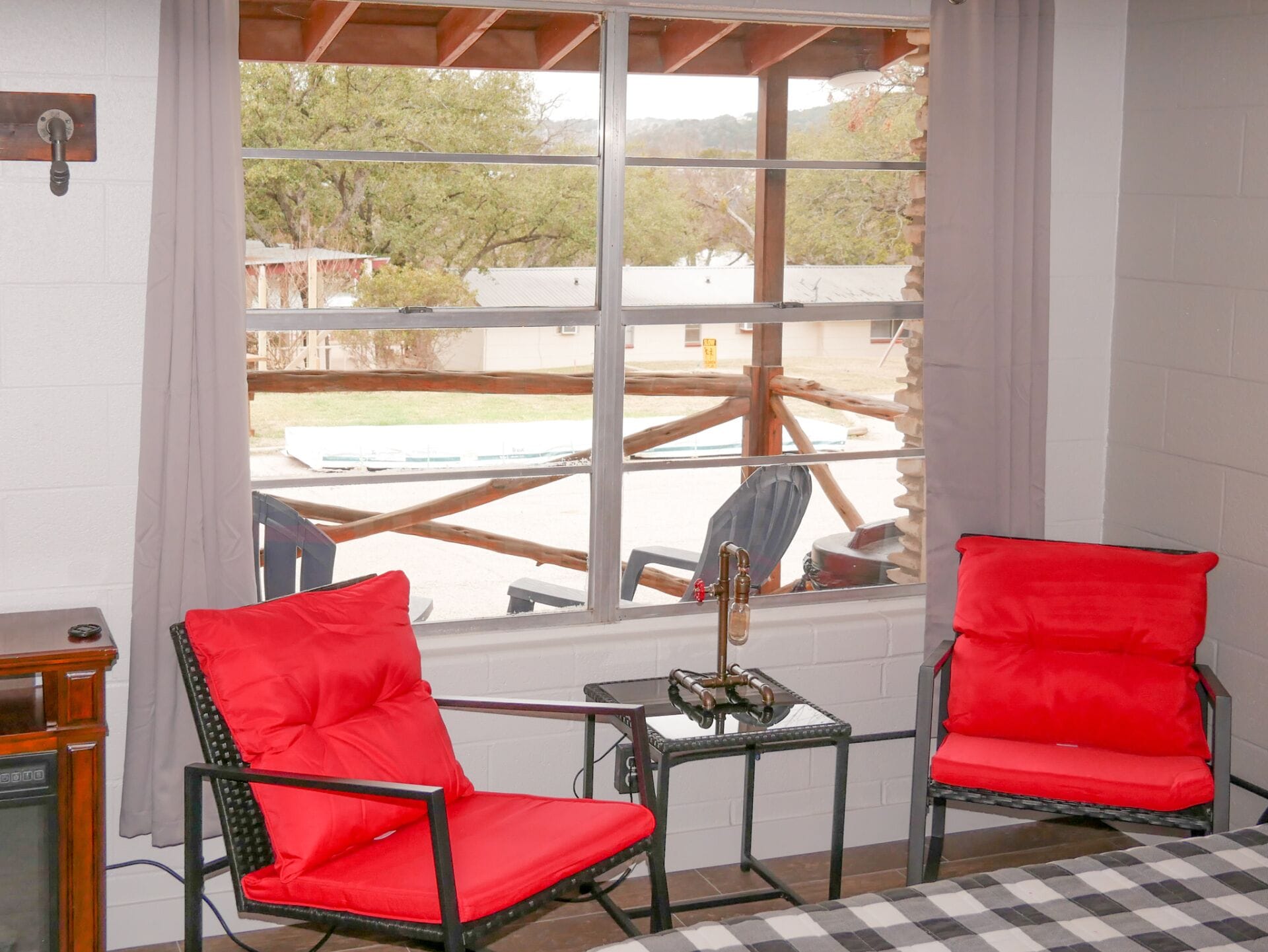 Decoración personalizada, muebles diferentes y cortinas blackout 