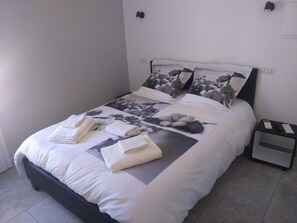 Individually decorated, individually furnished, desk, blackout curtains - Le Jasmin (Montagnac-Montpezat)
