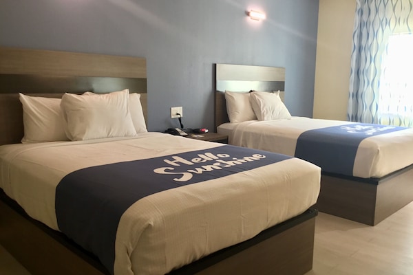 Copriletto in piuma, materassi a doppio strato, una scrivania