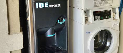 Dispensador de gelo e máquina de lavar em ambiente comercial.