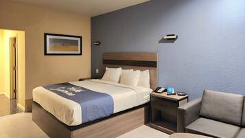 Dundyner, senger med overmadrass, skrivebord og strykejern/-brett