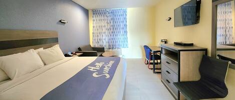 Dundyner, senge med topmadrasser, skrivebord, strygejern/strygebræt