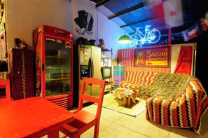 Lobby sitting area - Hostal La Casa de Juan - Hostel (El Valle de Anton)