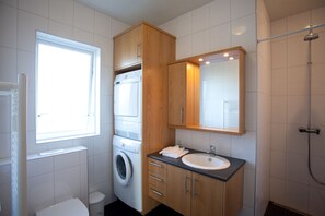 Casa, 3 quartos, banheira de imersão | Banheiro | Chuveiro, produtos de toalete grátis, secador de cabelo, piso aquecido