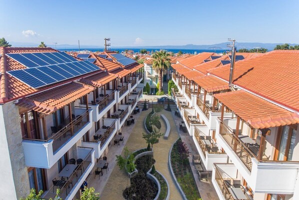 Property grounds - Apanemia Apartments by Flegra Hotels (Kassandra)