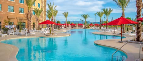 Alberca al aire libre y camas balinesas (con cargo)