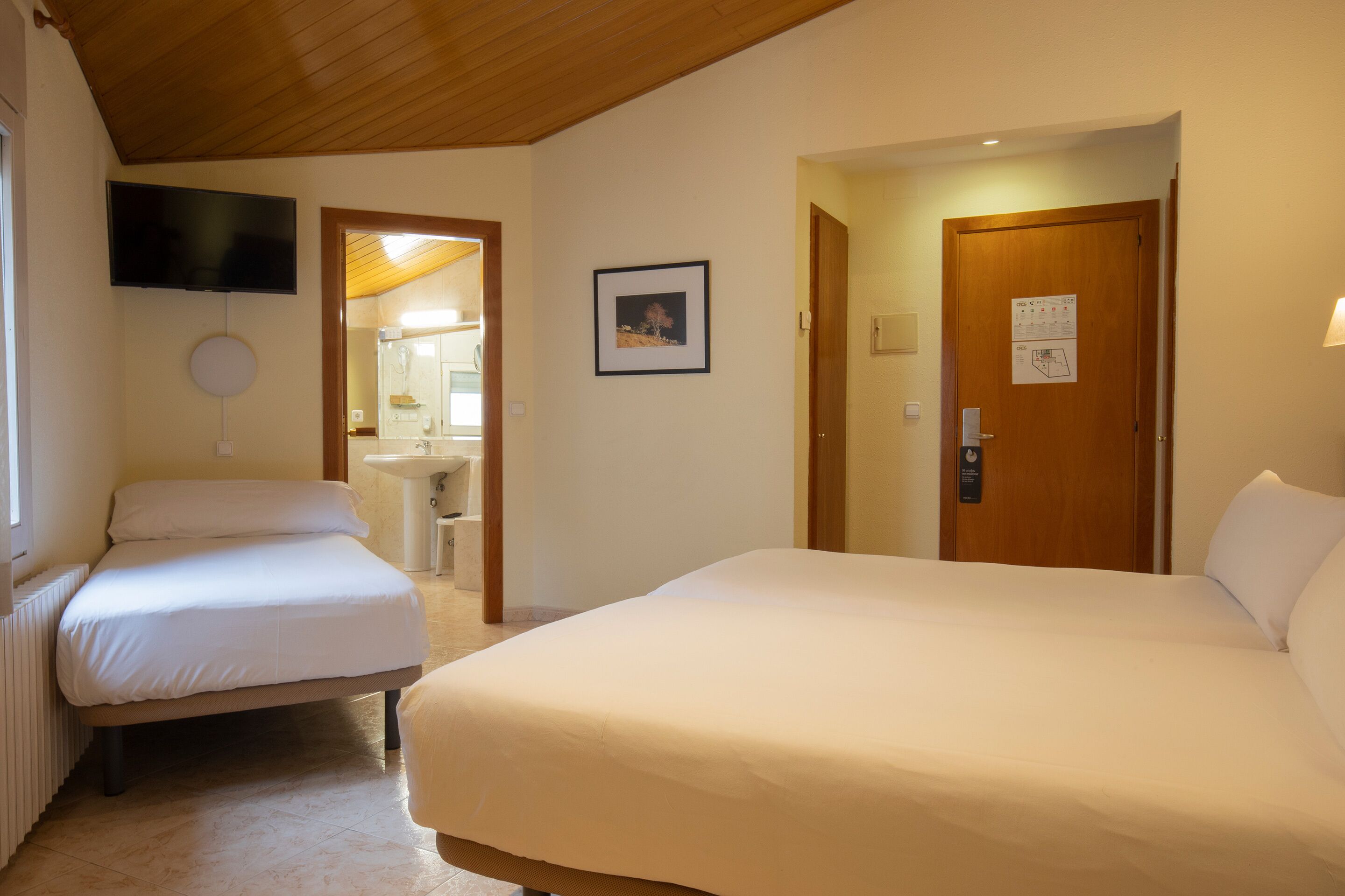 Habitación triple | Caja de seguridad en la habitación, escritorio y cunas gratuitas 