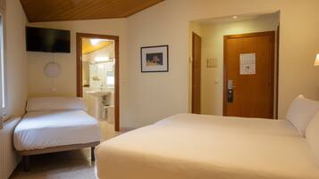 Habitación triple | Caja de seguridad en la habitación, escritorio y cunas gratuitas