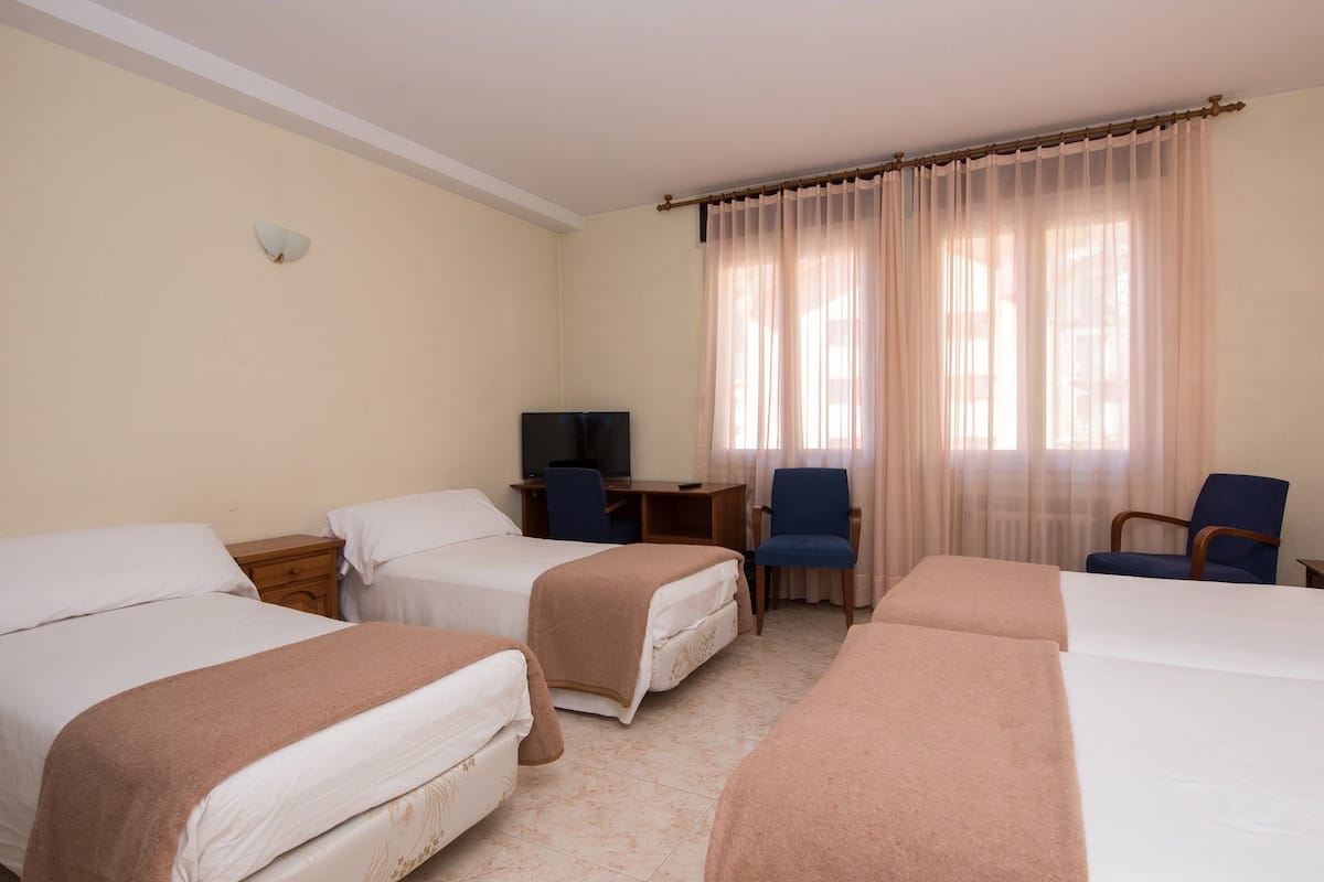 Quadruple Room (2+2) | Peti besi dalam bilik, meja, langsir/tirai gelap terus, Wi-fi percuma