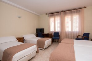 Vierbettzimmer (2+2) | Zimmersafe, Schreibtisch, kostenlose Babybetten, kostenloses WLAN