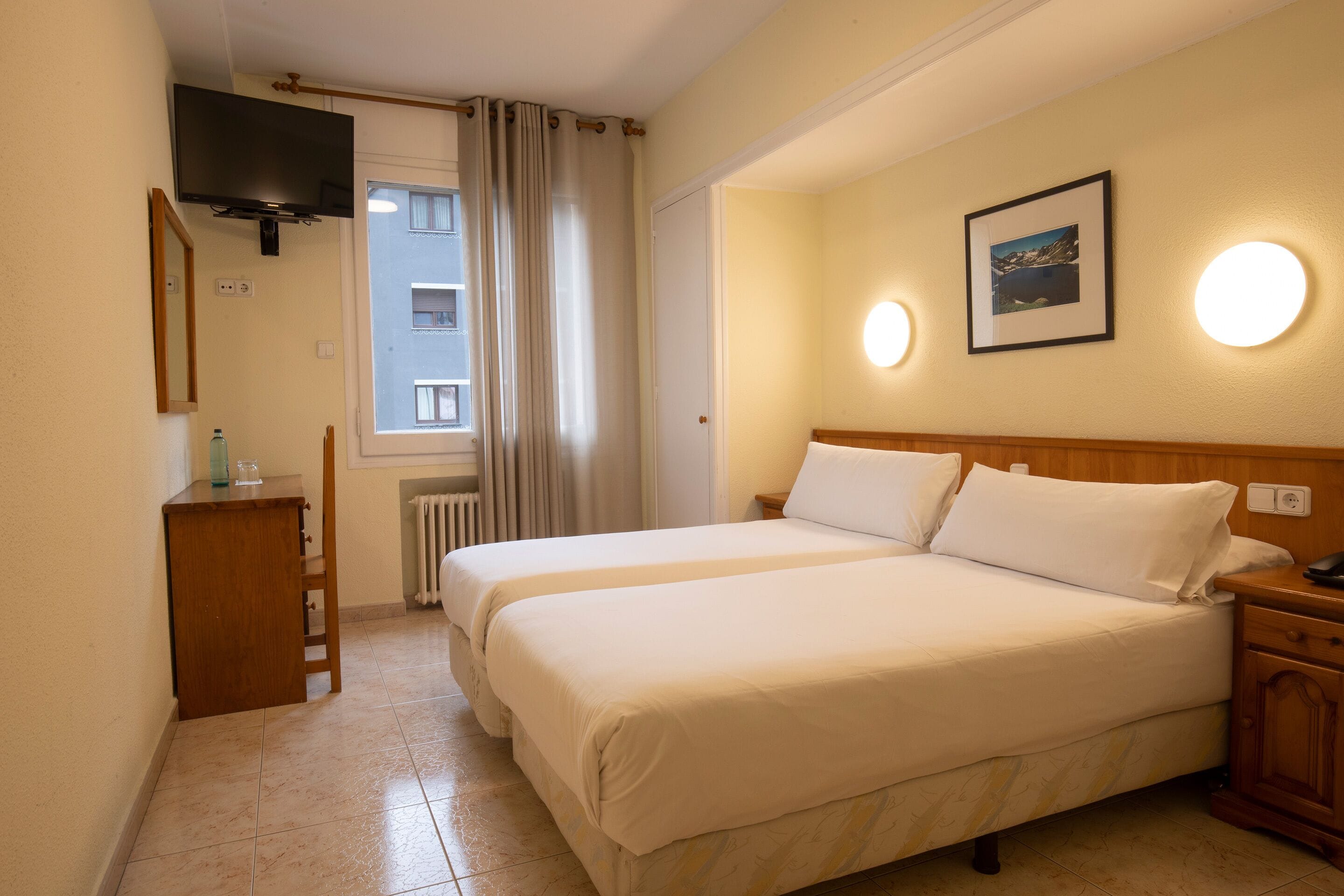 Zimmer (doble) | Zimmersafe, Schreibtisch, kostenlose Babybetten, kostenloses WLAN