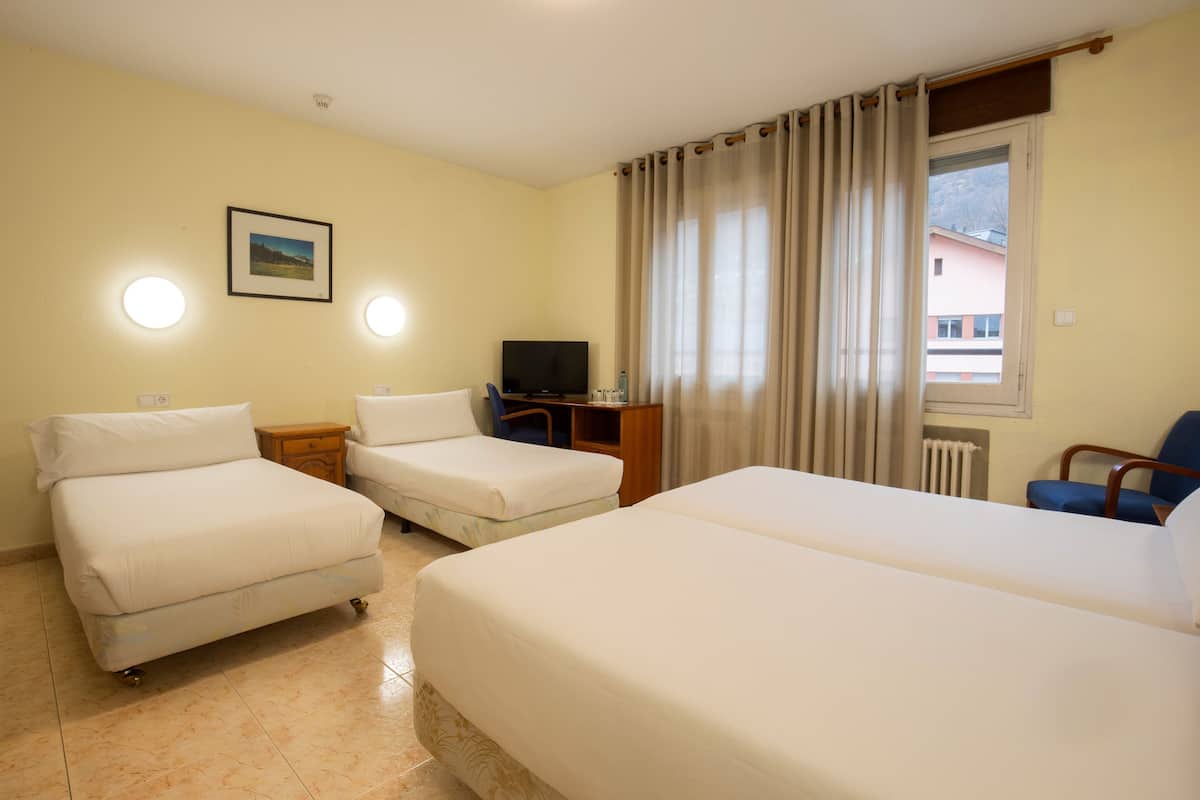 Habitación cuádruple básica | Caja fuerte, escritorio, cunas gratuitas y wifi gratis