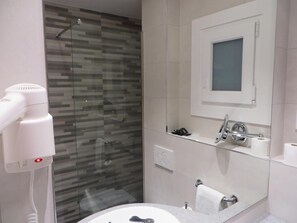 Duschwanne, Komfortbadewanne, Regendusche, kostenlose Toilettenartikel