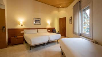Chambre Triple | Coffres-forts dans les chambres, bureau, Wi-Fi gratuit, draps fournis