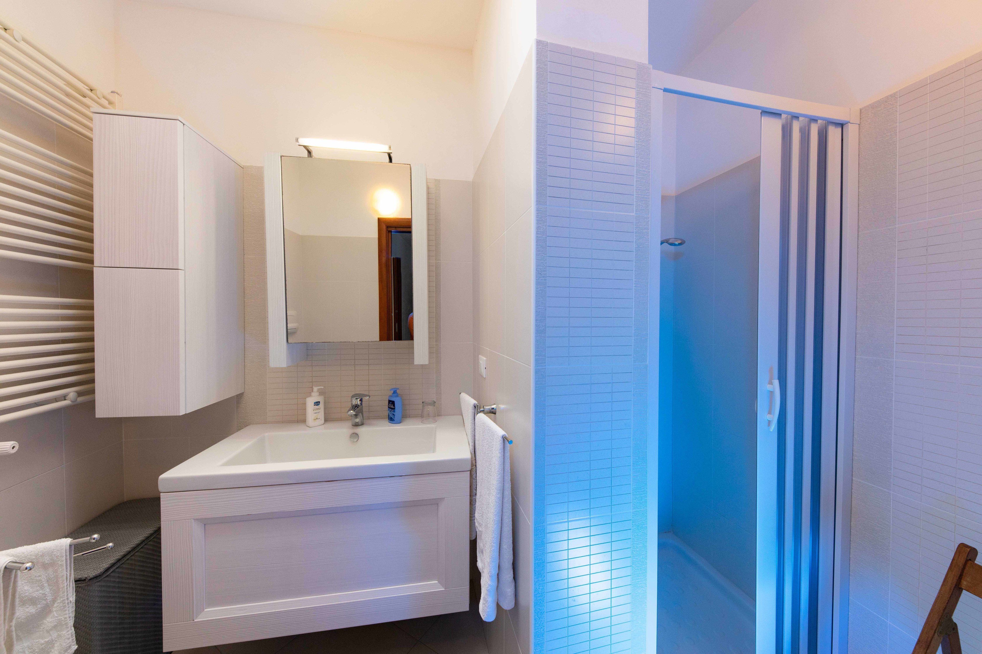 Camera con letto matrimoniale o 2 letti singoli, bagno privato (External) | Bagno | Set di cortesia gratuito, asciugacapelli, bidet, asciugamani