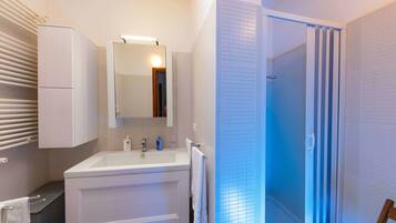 Camera con letto matrimoniale o 2 letti singoli, bagno privato (External) | Bagno | Set di cortesia gratuito, asciugacapelli, bidet, asciugamani