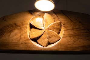 Uma mesa de madeira com um design circular recortado.