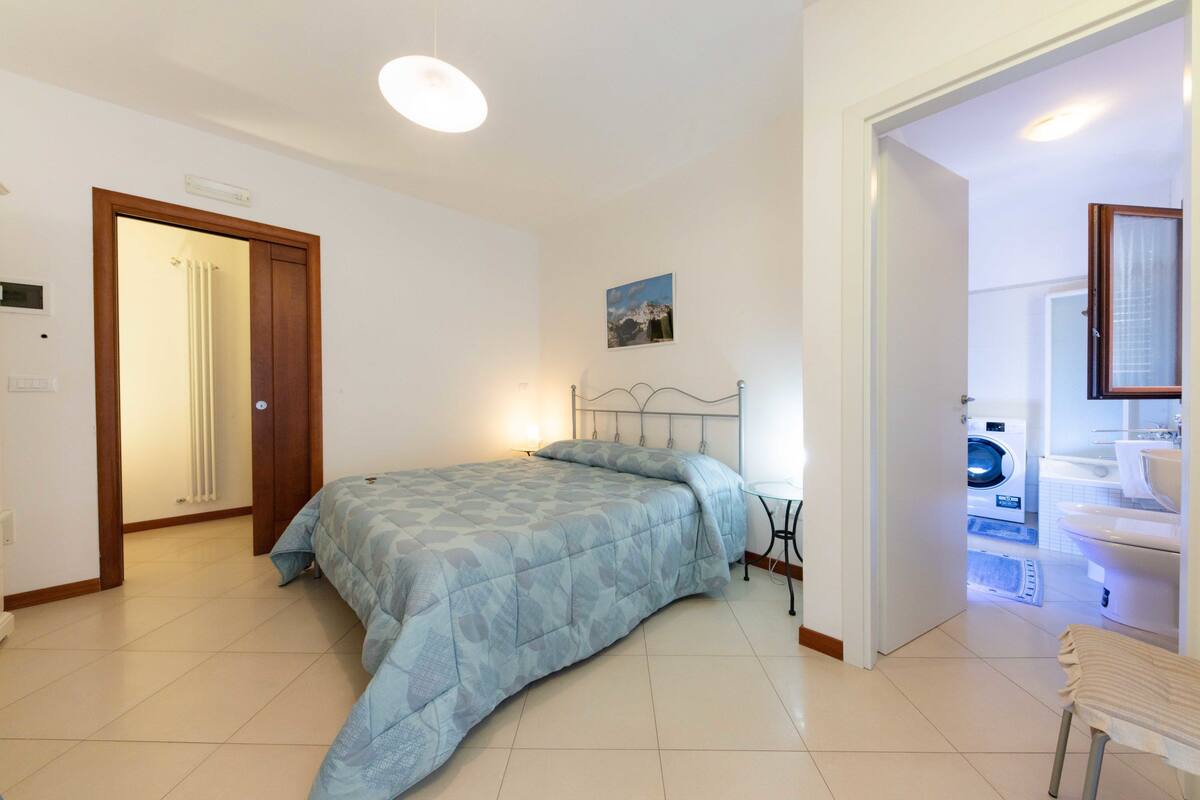 Chambre triple classique, balcon | Rideaux d’obscurcissement, fer et planche à repasser