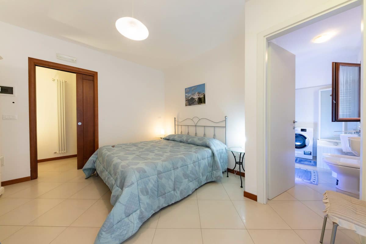 Habitación triple clásica, balcón | Cortinas blackout, tabla de planchar con plancha y wifi gratis