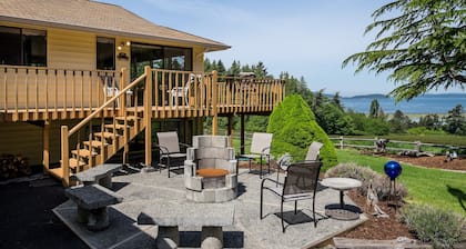 Spacious view home that captures the serenity and beauty of Lopez Island
