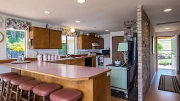 Jääkaappi, mikroaaltouuni, uuni, liesi