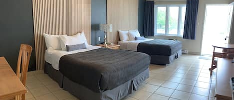 Chambre Confort, 2 grands lits | Système d’insonorisation, accès au Wi-Fi (inclus), literie fournie
