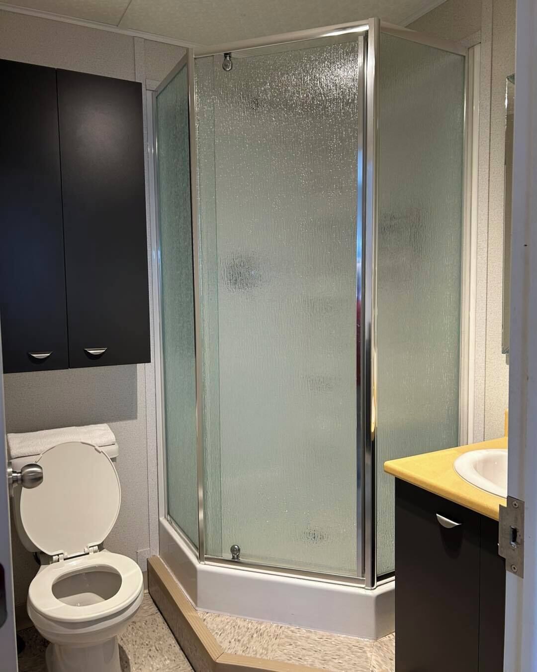 economy room, 1 single bed | bathroom | combined shower/bathtub, free toiletries, hair dryer, towels