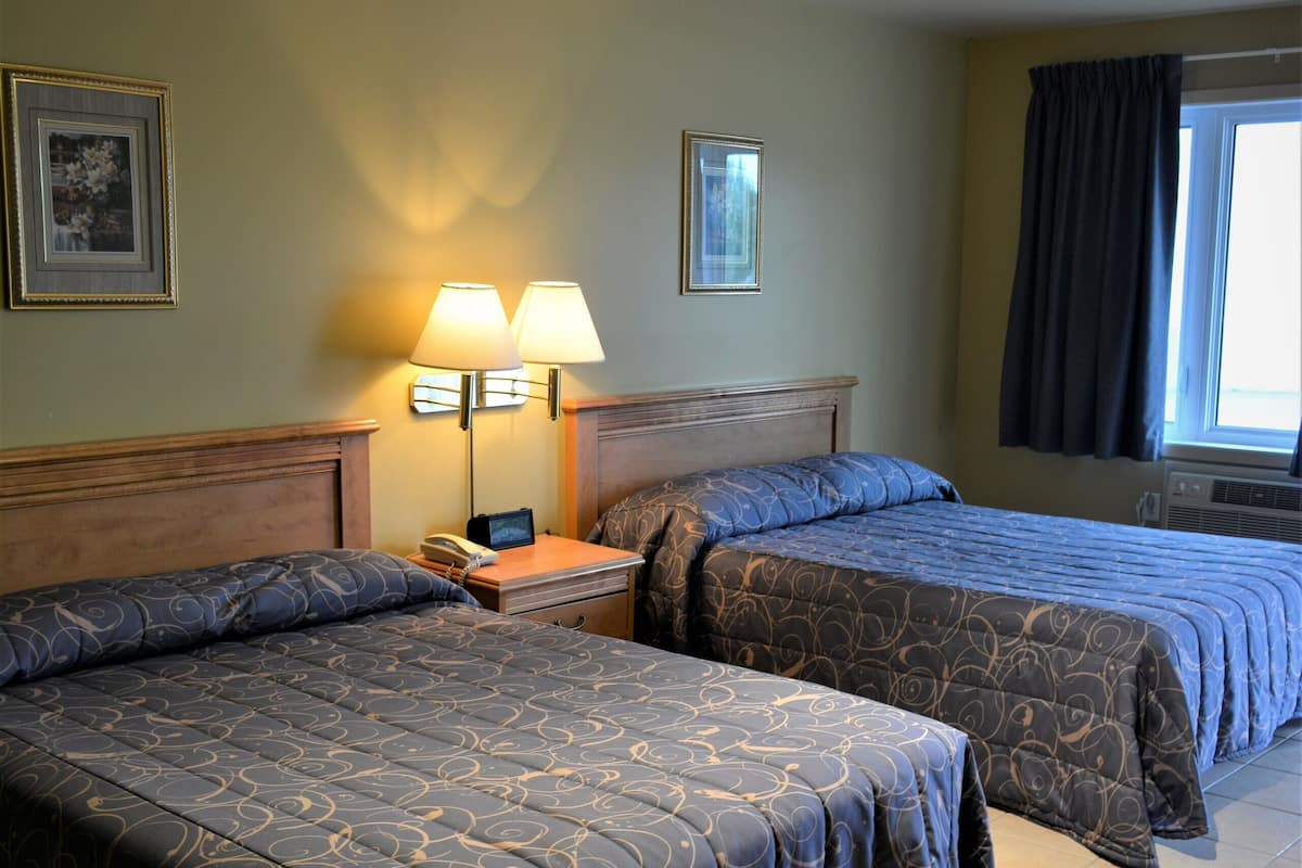 comfort room, 2 queen beds | soundproofing, free wifi, bed sheets